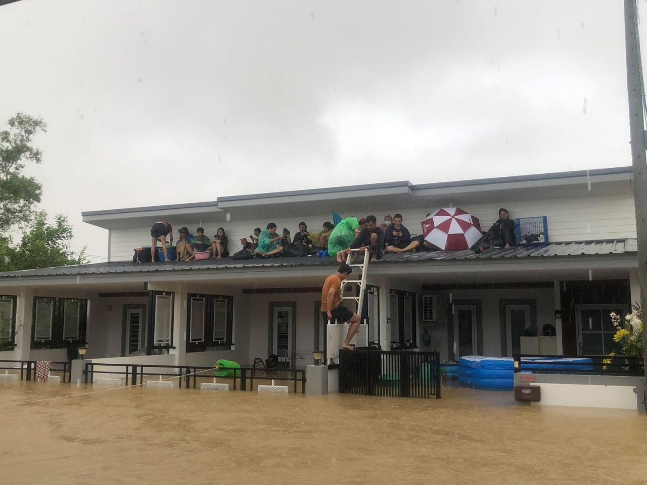 “阿披实” 率民主党前往合艾洪灾现场，建议政府制定明确撤离计划