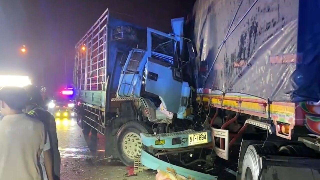 悲惨事故 卡车撞上路边停放的拖车尾部 “母亲-弟弟” 死亡