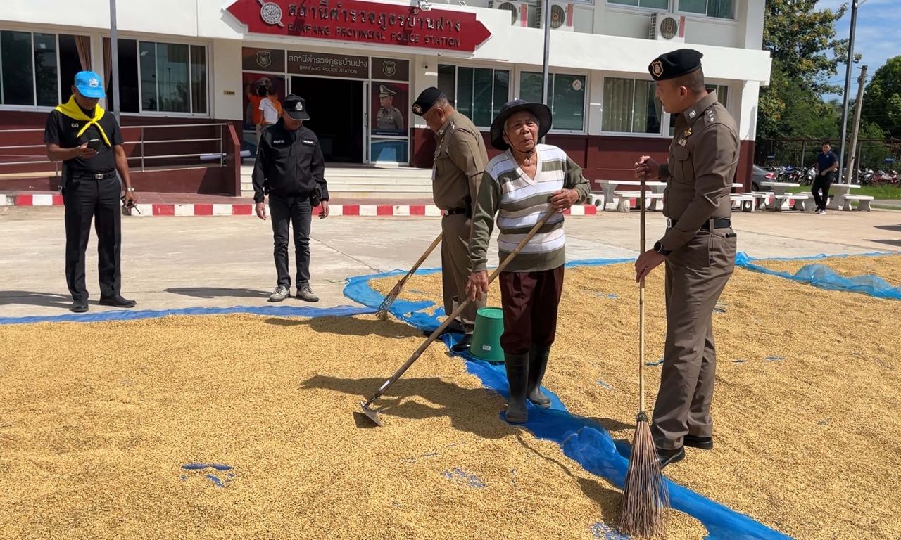 Ban Fang警局开放停车场供农民晒稻，村民确信小偷不敢偷