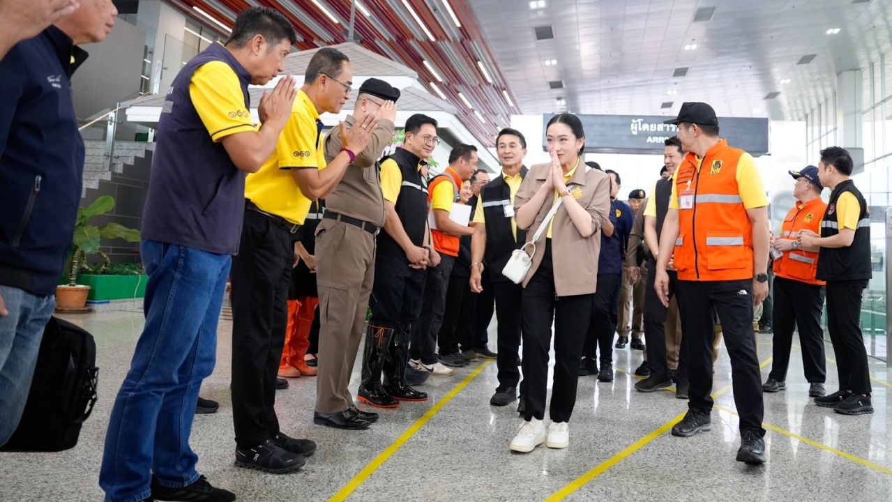 “英”前往楠府检查洪水损失，确认政府不会抛弃人民