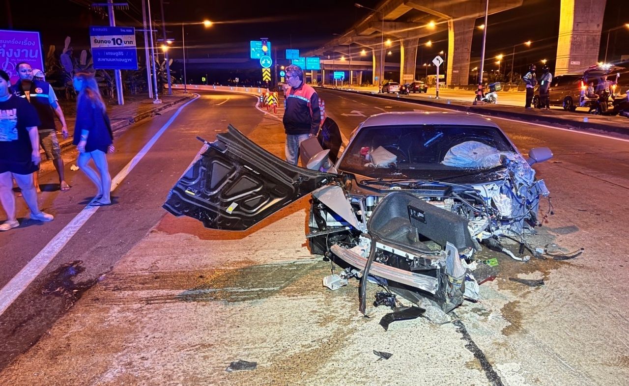 “兰博基尼”撞电线杆,驾驶员和乘客轻伤,警方已带往警局