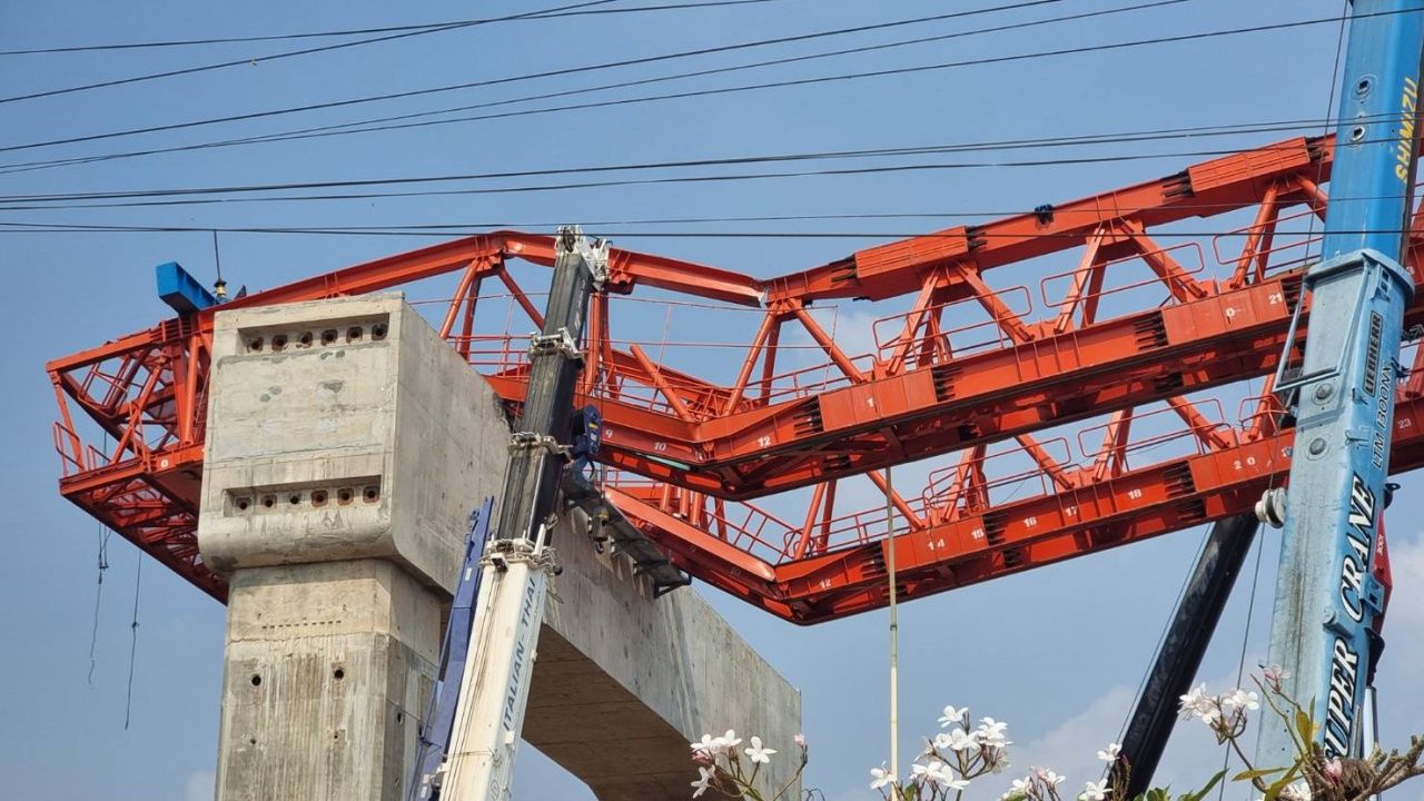起重机倒塌压住火车事故已过三天仍未清理完毕，警方召开会议加快调查案件