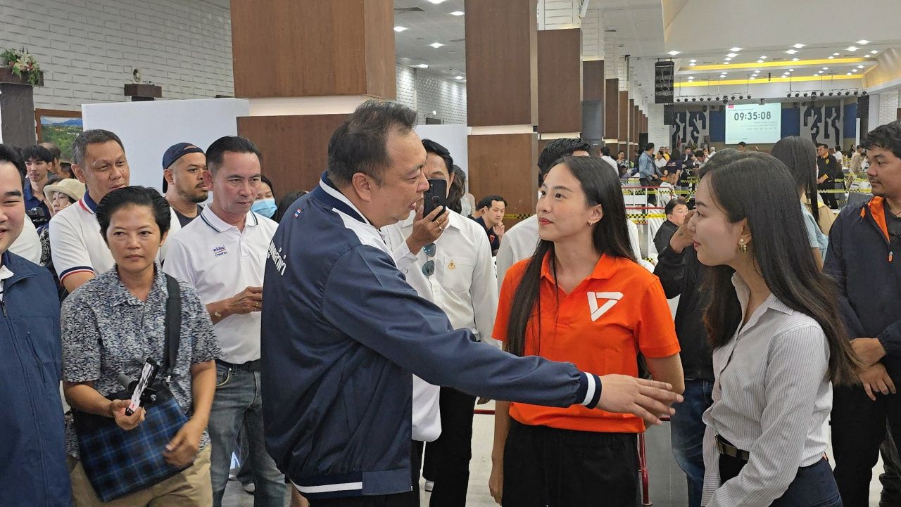 “爱克斯·拉克查农 - 苏迦提” 面对面 抽签奇拉令选举 支持泰国