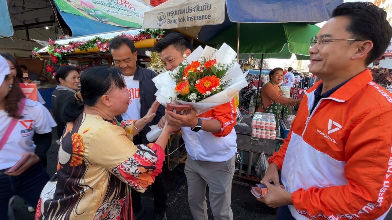 “泰空” 在孔敬宣传遇市场商贩 驻民建议谨慎言行-橙色支持者热情打气