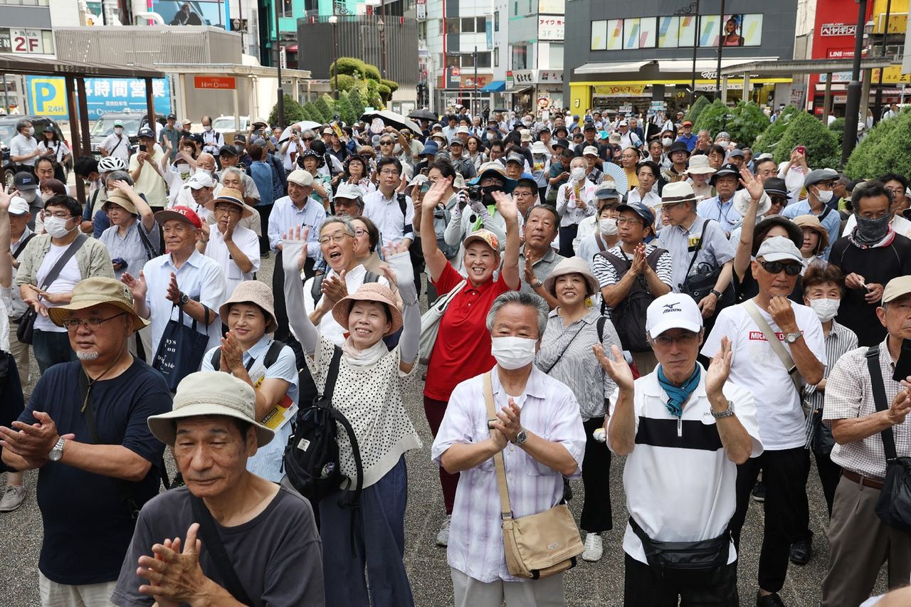 日本人口危机 死亡人数比出生人数多近100万