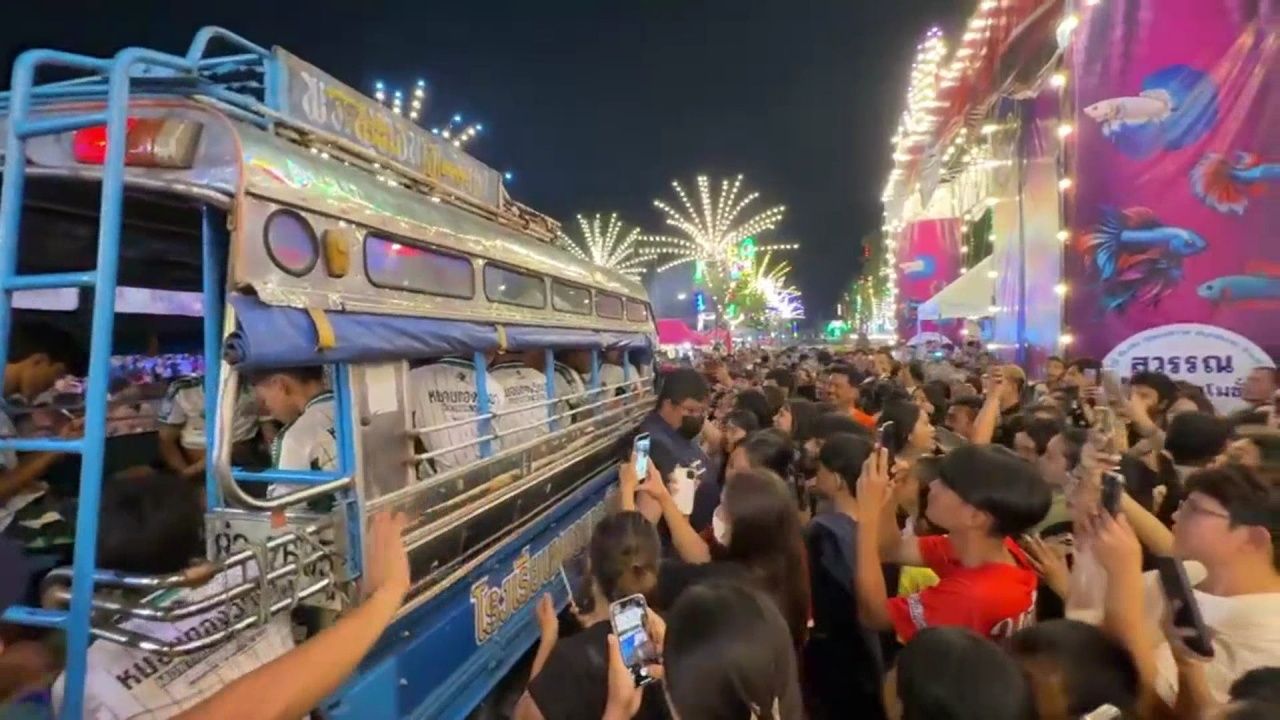 八里居民蜂拥自拍“梦之车” 欢迎“榴莲技术”队伍