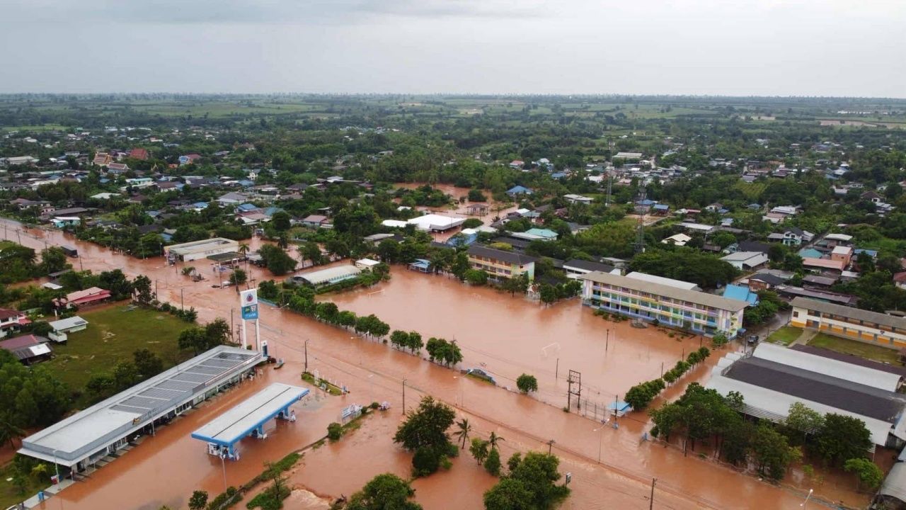 呵叻洪水肆虐 高空拍摄显示洪水淹没多个地区 主干道关闭禁止通行
