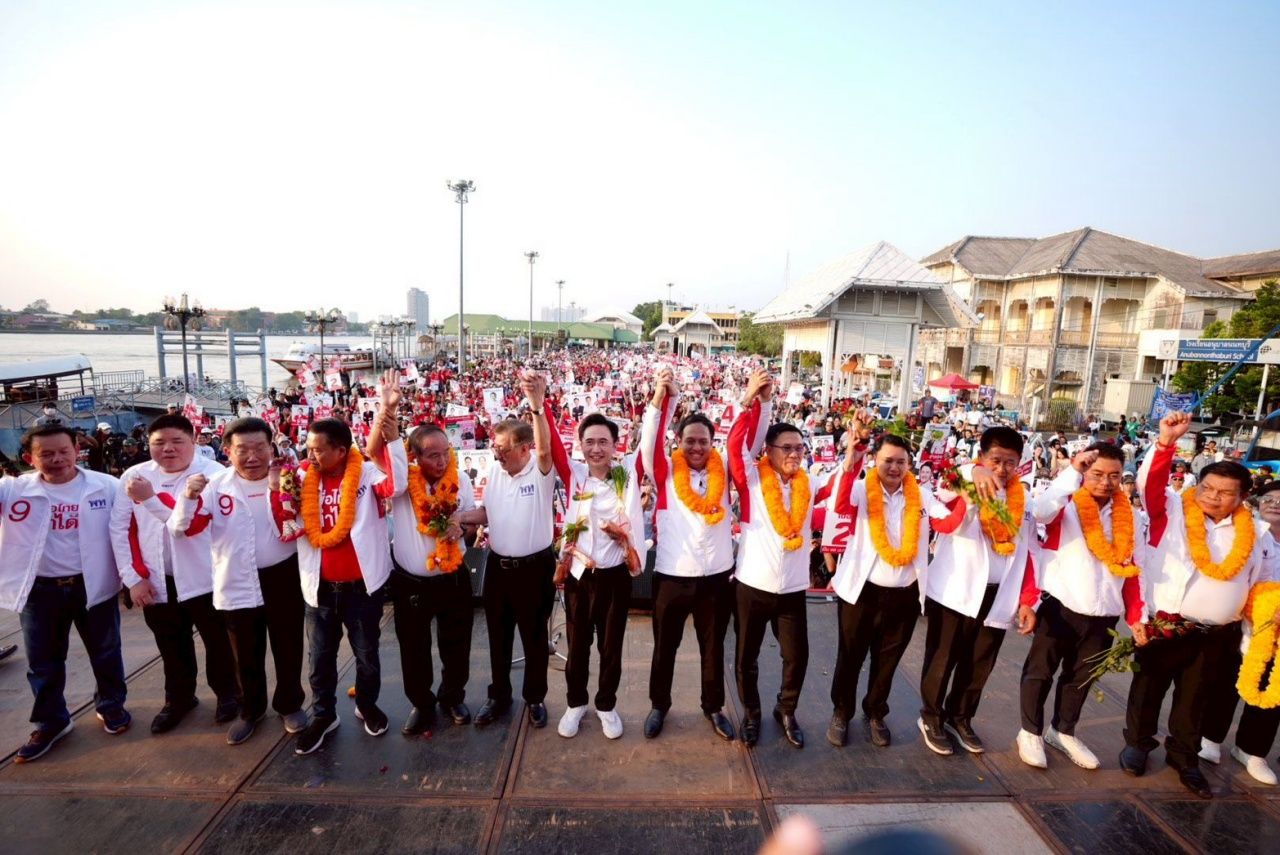 “育察南”带领为泰党在暖武里府码头拉票，随后继续在巴吞他尼府拉票，恳求成为总理