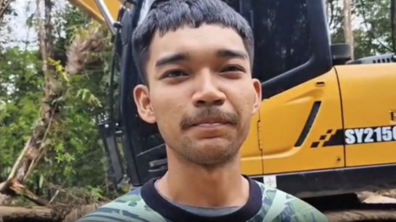 信仰克服炸弹 24岁青年自愿驾驶挖掘机开辟边境道路 追讨“三栋房”