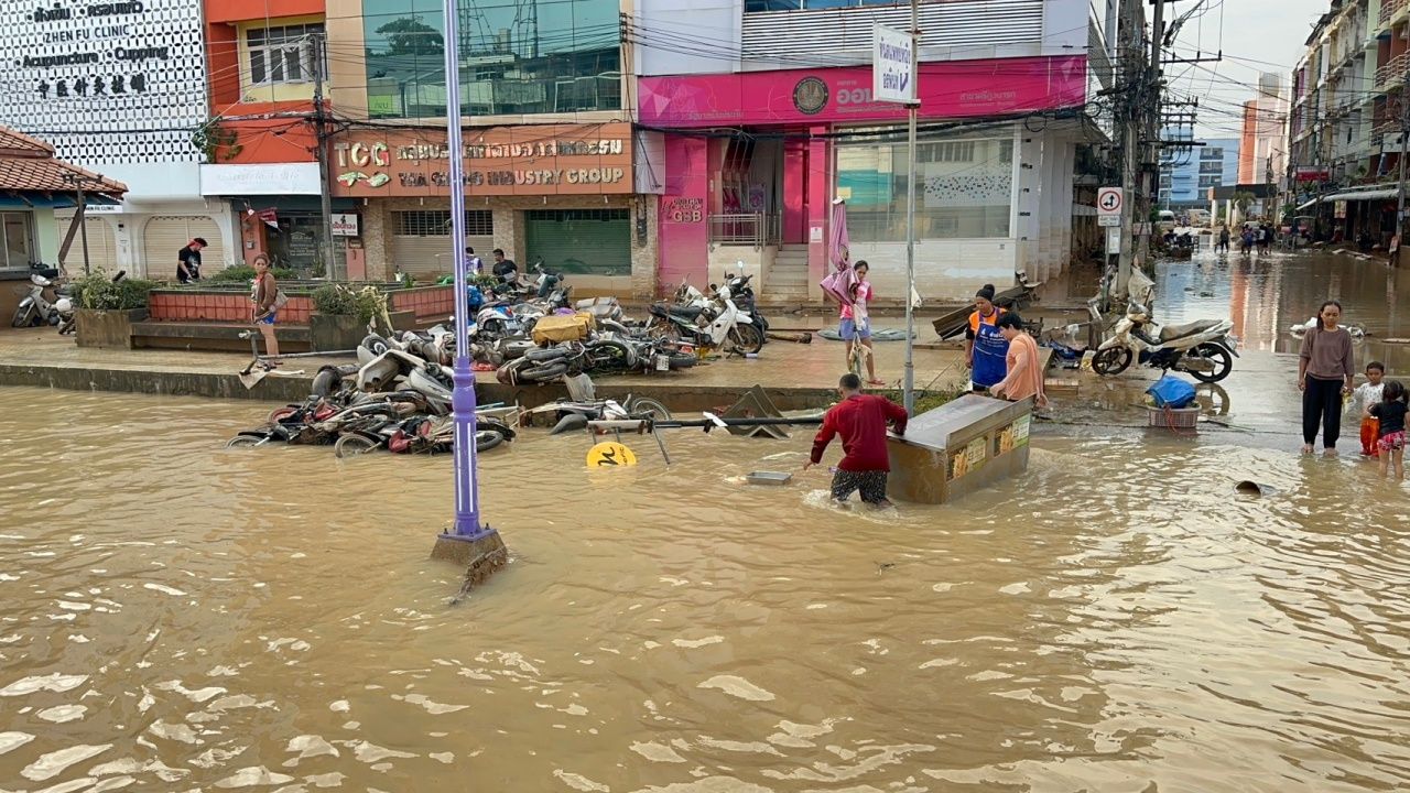 “合艾洪水”区域8靠近唐勇市场 水位下降 小型车可通行