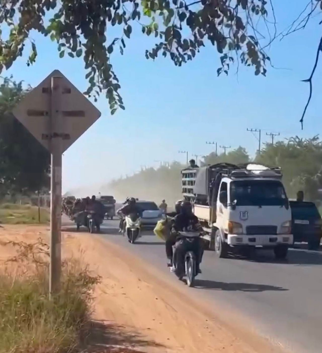 波贝混乱：柬埔寨民众在听到爆炸声后紧急撤离