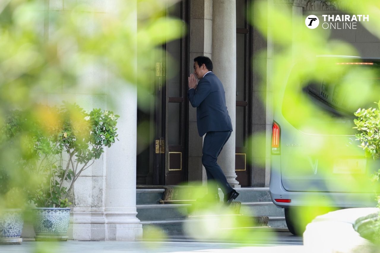 为泰党及联合政府部长进入总理府为“英克总理”加油，期待宪法法院裁决