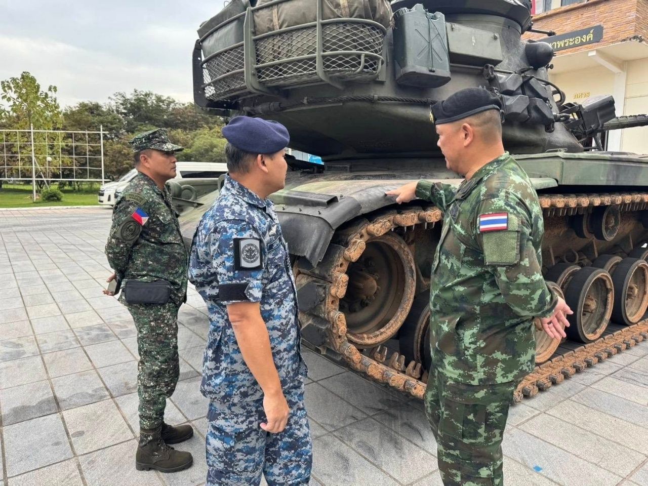 泰国军队撤回边境重型武器 移动两辆坦克返回驻地沙拉武里府