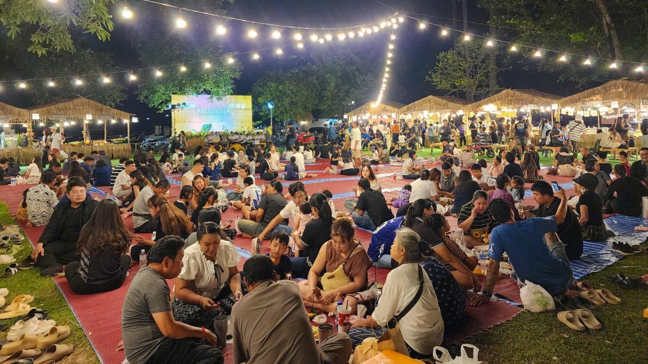 重温素可泰时代生活 参与传统水灯节,点烛火游园