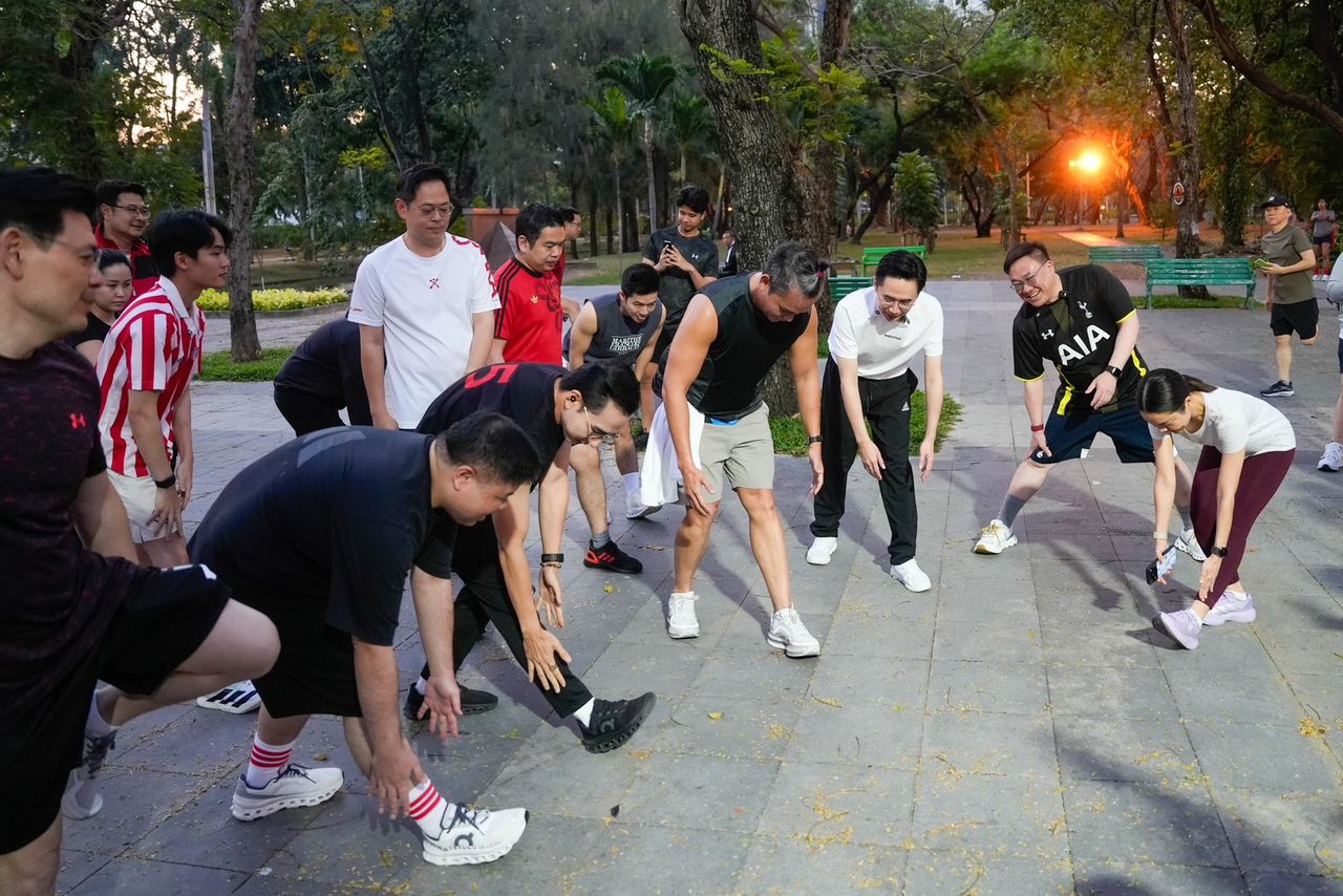 “亚森南”带领泰国为了民众党的国会议员候选人跑入叻马二花园，民众祈愿其成为总理，遇见“查察”拳碰拳并共同跑步