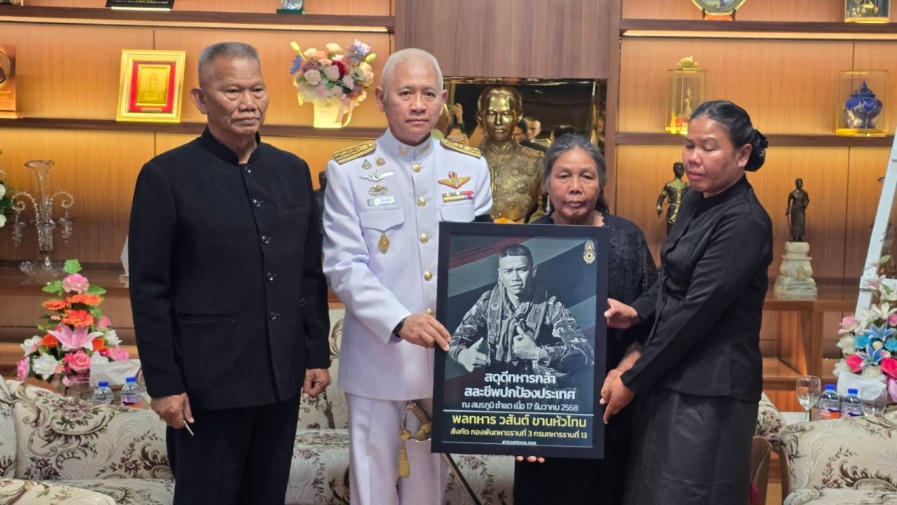 家人哭泣着迎接 