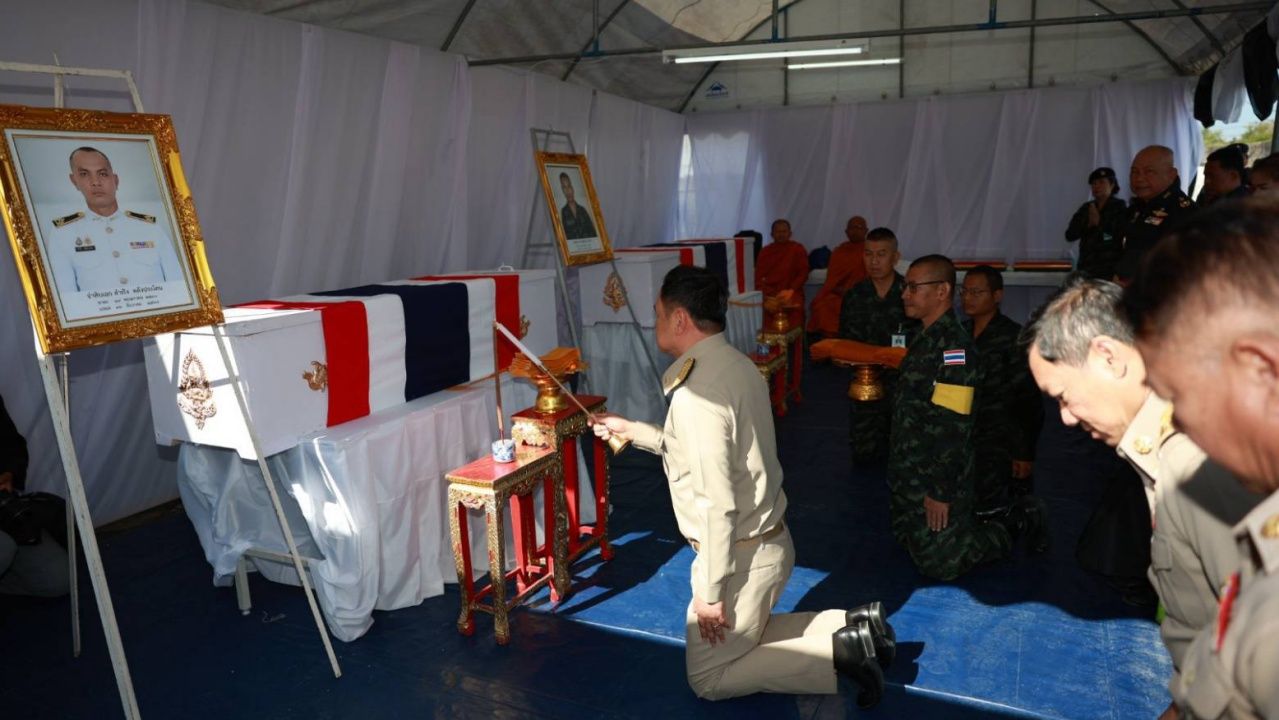 “阿努廷”主持两名英勇士兵的遗体接收仪式，确认全力保障遇难者的权益