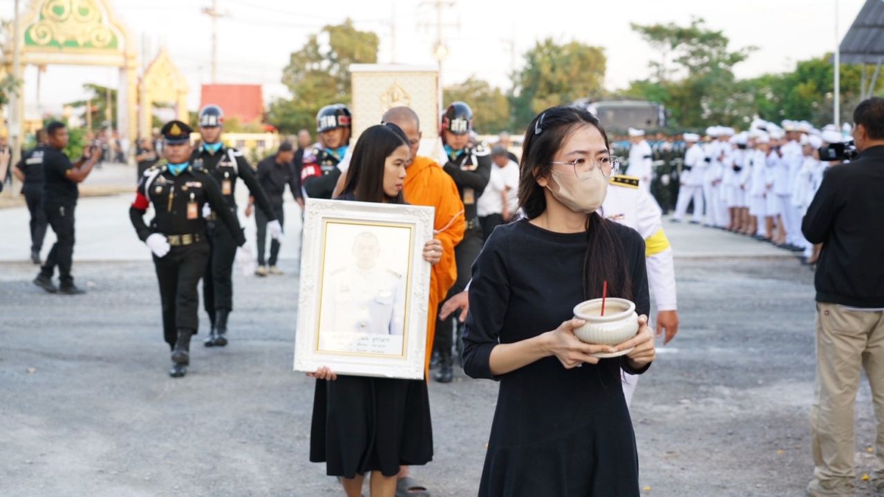 甘查娜致敬亡灵并鼓励“欧姆军士”家属,感谢为保卫泰国土地而牺牲生命