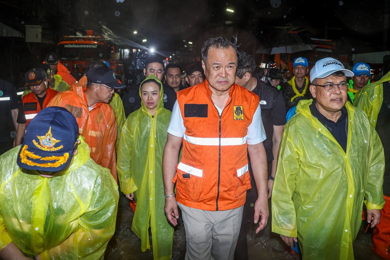 “阿努廷”携妻子挺进合艾洪水灾区，承诺3-4天内水位将下降