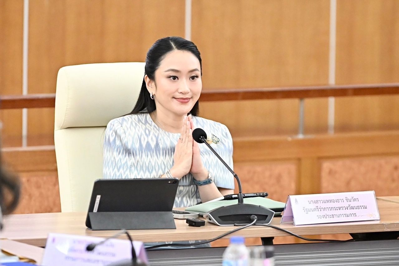 “英” 进部开会 与媒体打招呼“好久不见”