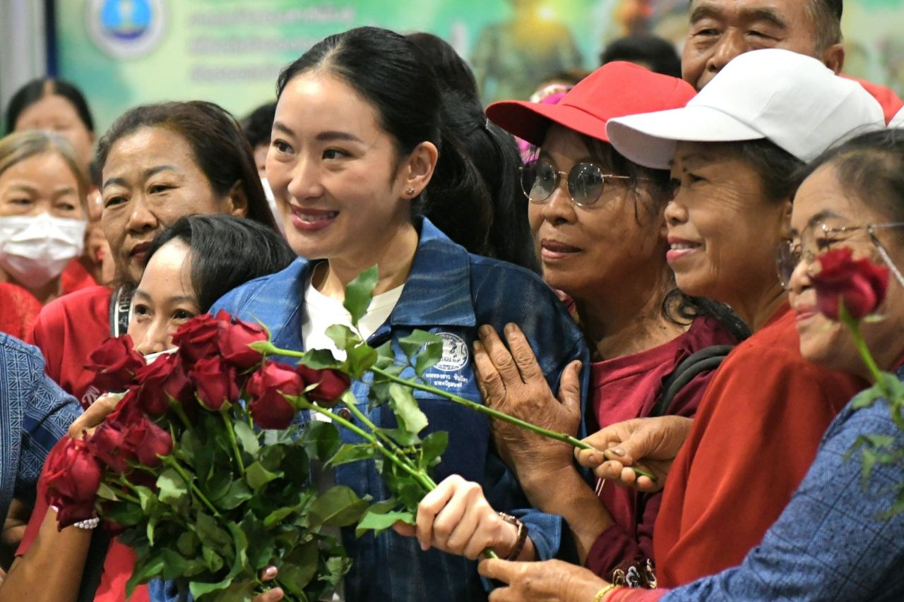 清莱民众穿红衣欢迎“佩通塔”，不忘关注总理车牌