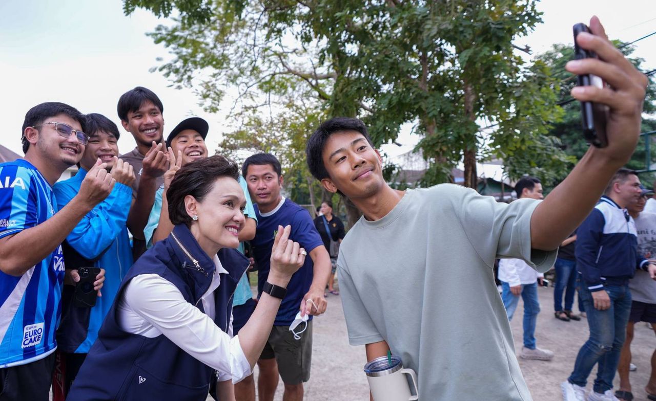 “Sihasak-Supaji”带领自豪党团队在Sai Mai区拉票，帮助“Ekkaphop”，请求获得执政机会