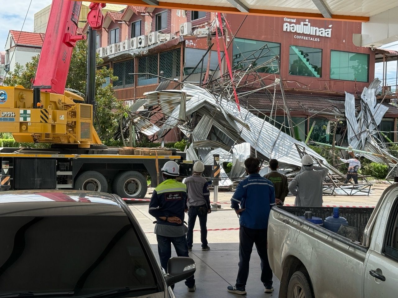 暴风雨袭击巴革镇，汽油站洗车场屋顶结构被刮飞30米