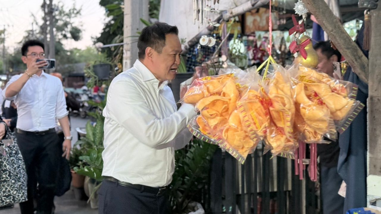 “阿努廷”骑摩托车袭击拉玛九号 请求成为政府，继续“半人半加”