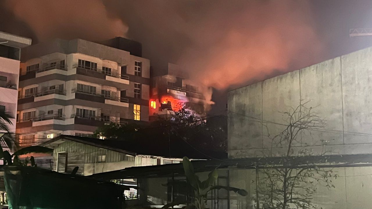 普瑞医院医生宿舍发生火灾，医生被困在6楼紧急救援