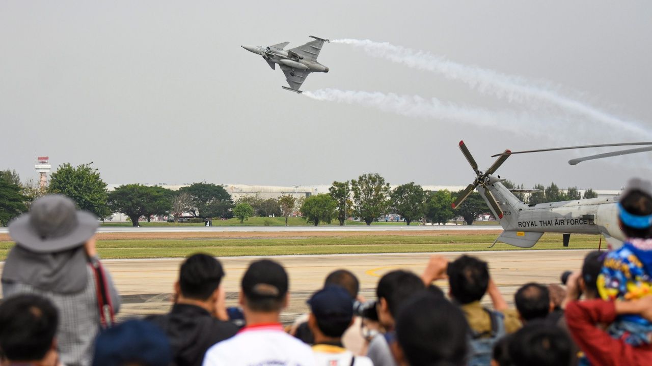 空军在全国儿童节上全力出击，展示22种飞机和飞行表演