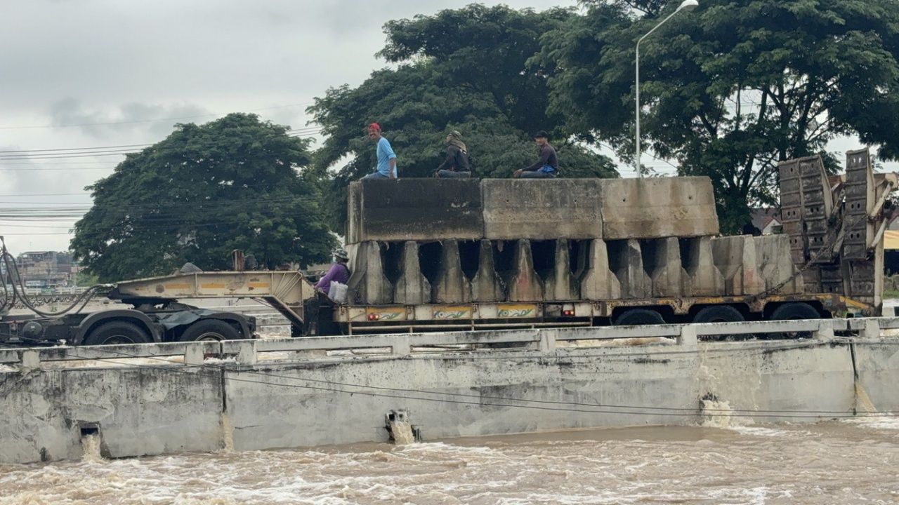 加速设置大袋封堵“帕默克大桥”裂缝 使国道33号恢复正常