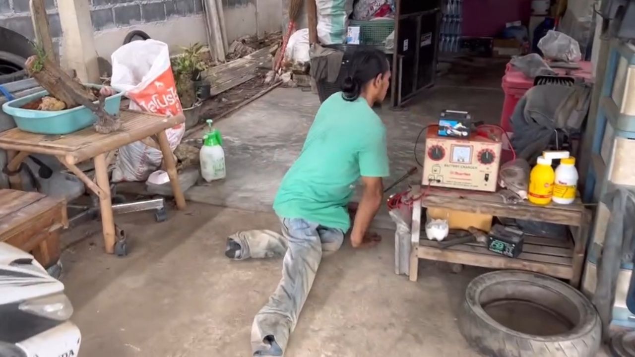 截肢男士积极生活 开设摩托车维修店和出售植物以谋生