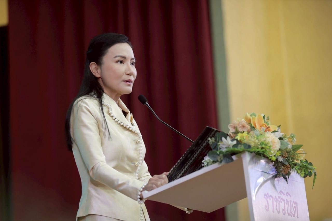 带领教师为边境冲突遇难者默哀 教育部长强调加紧关照受影响学生