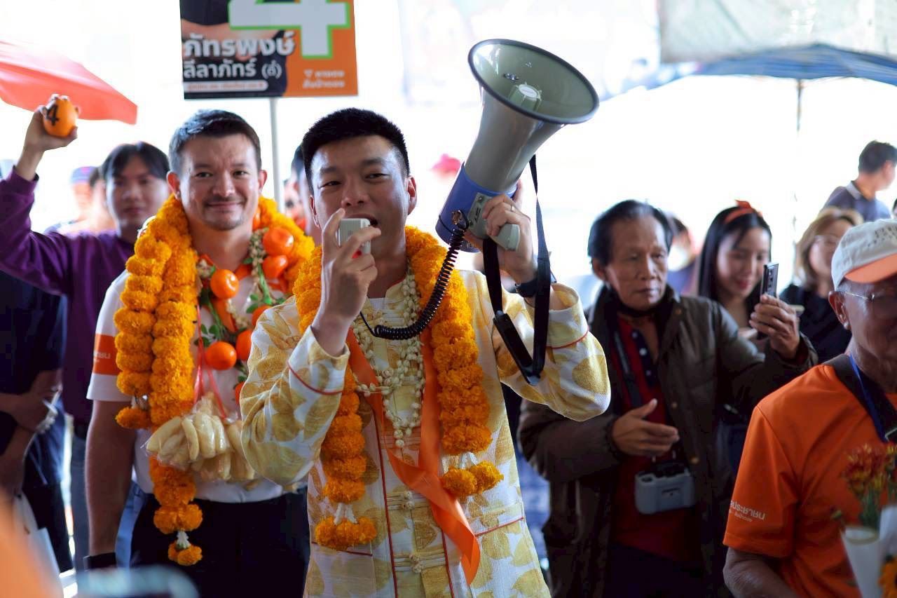 “腾”在杭东市场拉票，恳请选择人民党，感谢清迈人民支持担任总理