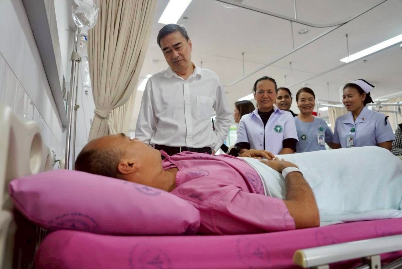 “阿披实”探望受伤士兵和灾民 深切感受泰国人民的温情