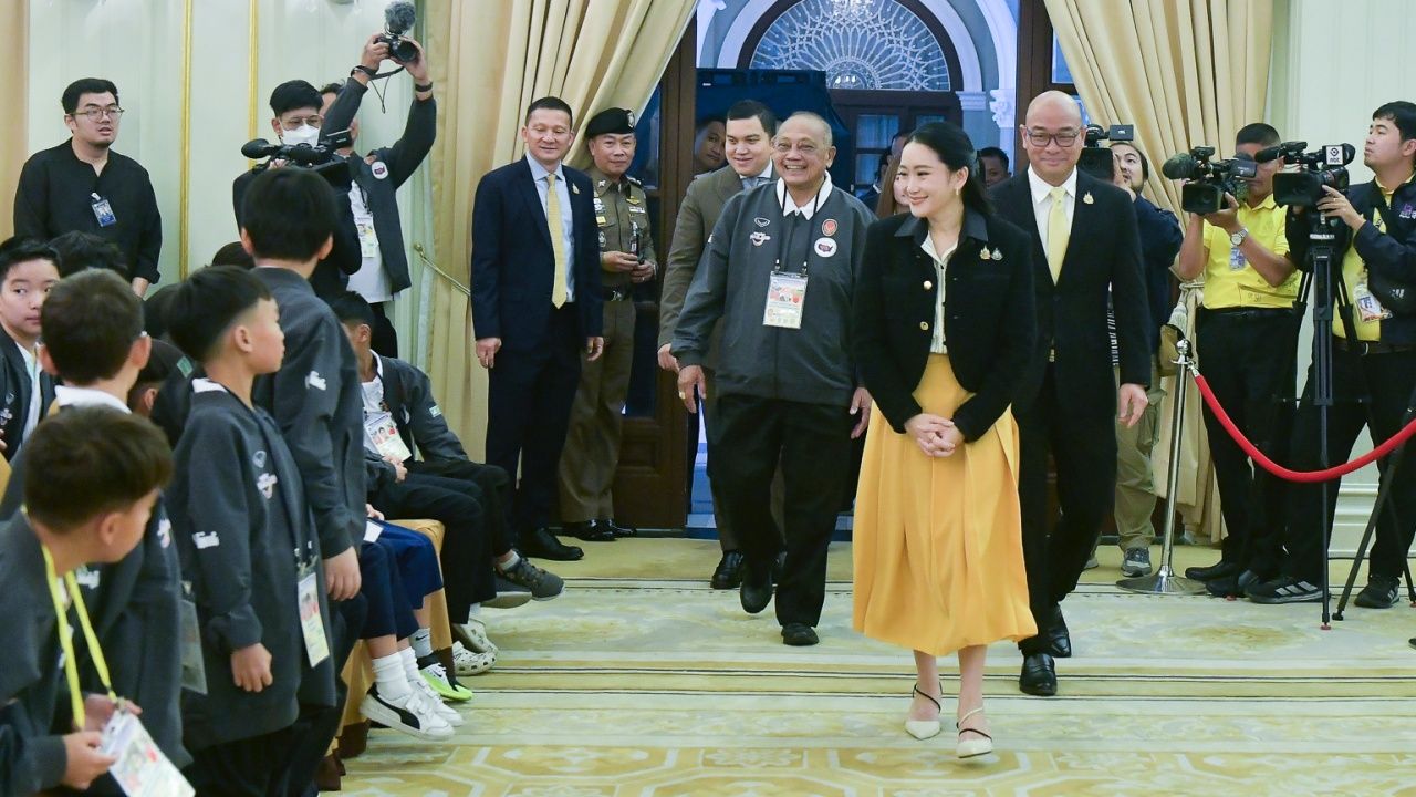 佩通塔·秦那瓦总理在府邸欢迎访问祖国的泰国青年，强调每个人都是我们的软实力