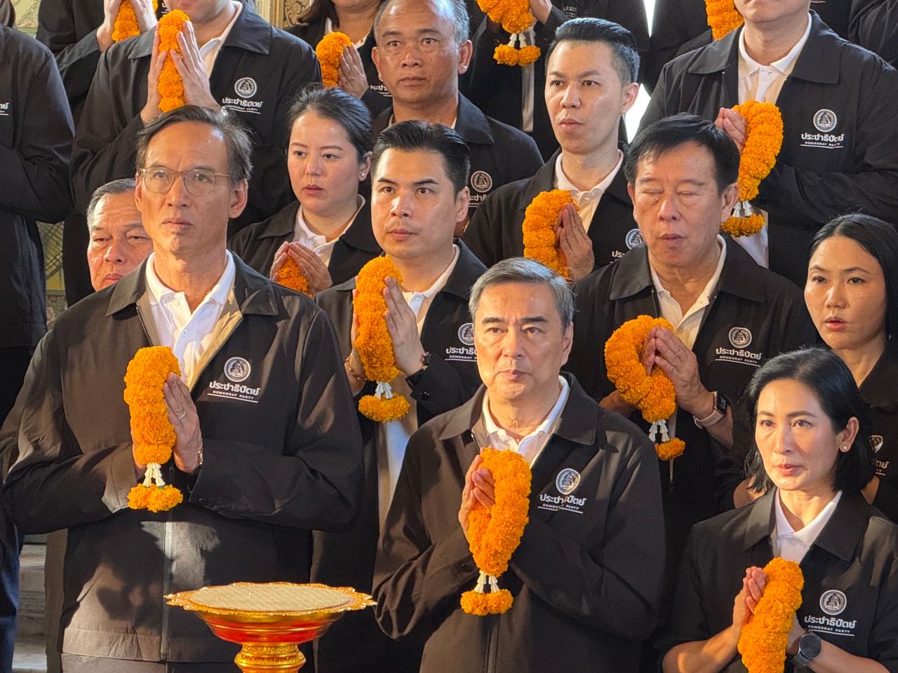 “阿披实” 带领民主党曼谷议员候选人拜访城市柱神社 激励信心迎接选举