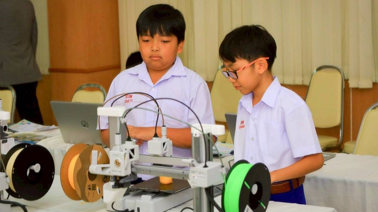 新泰国进步党副主席引入移动STEMLAB让学生体验先进技术学习