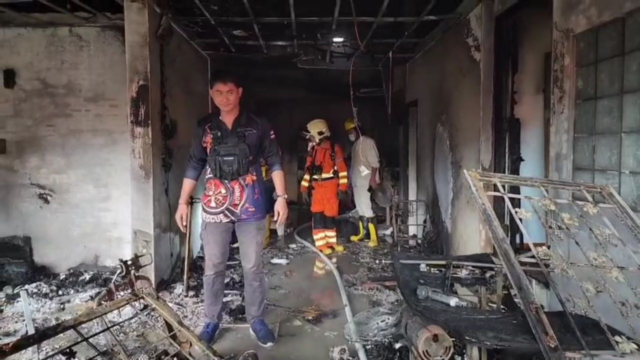 家具店火灾严重，消防员成功救出险些窒息的猫