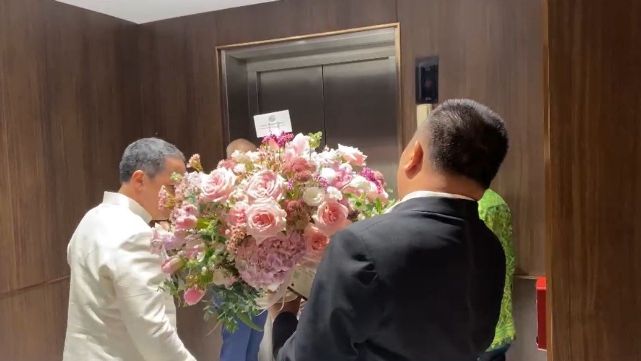 “内政部常务秘书”带来一大束粉红玫瑰祝贺“总理阿努廷”