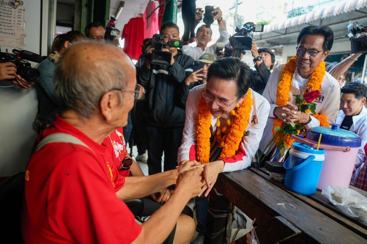 “Yothchanan” 带领为泰党在沙拉武里竞选，展示拿手的面条技艺