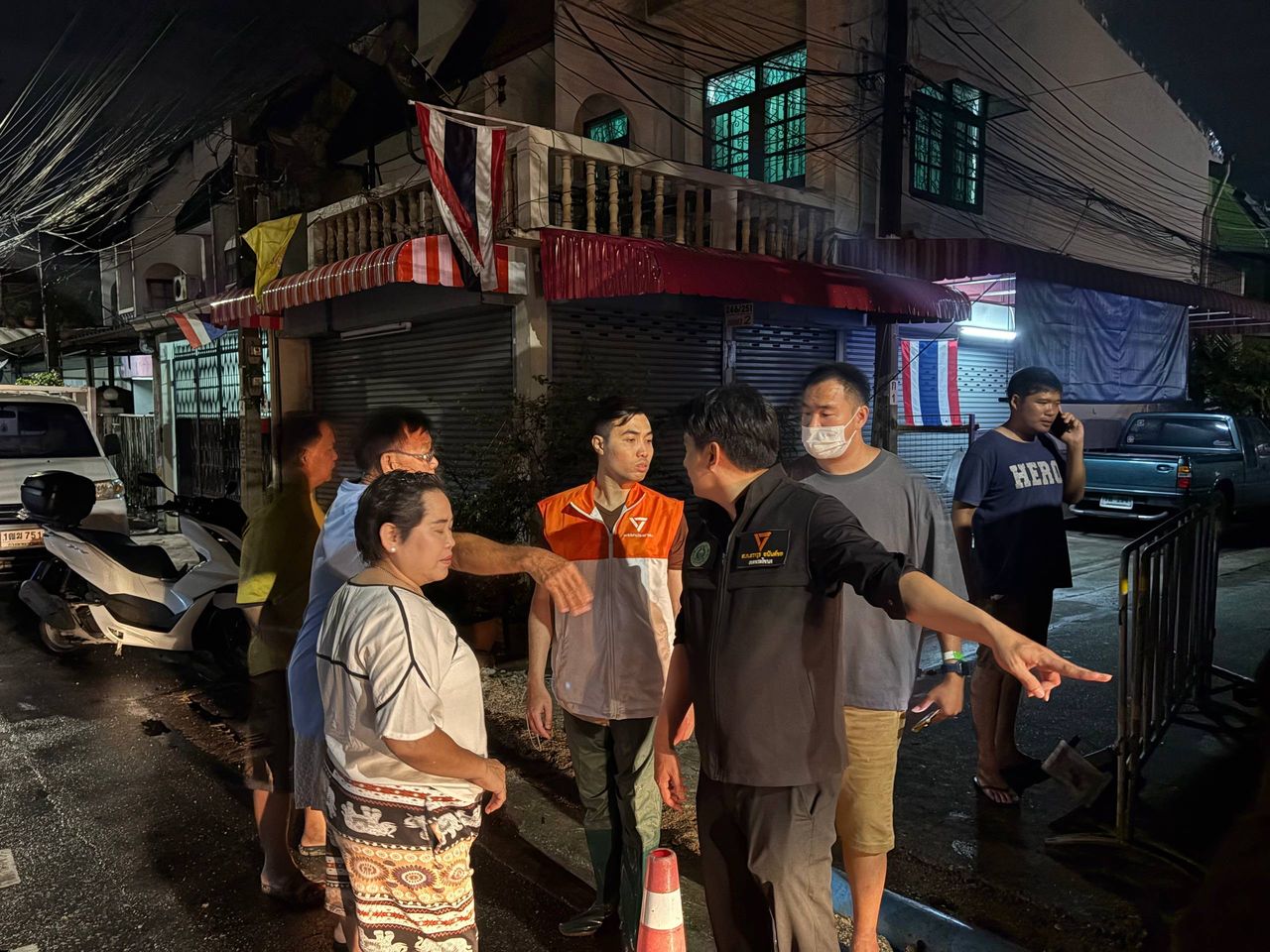 “披雅拉” 要求调查真相后发现沙袋导致昨夜素坤逸路严重积水
