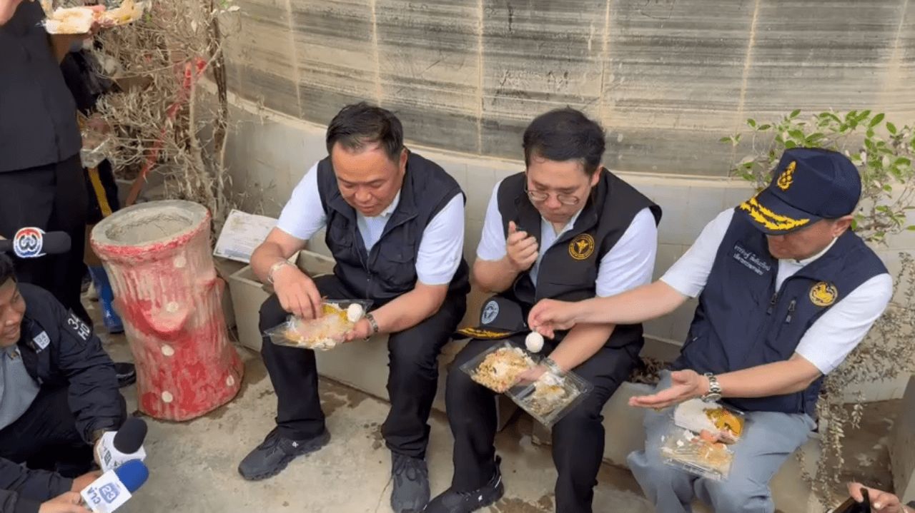 总理与志愿者共进便当,称“味道很好但稍少”