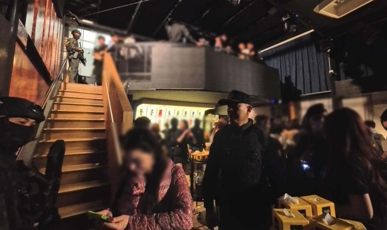 地区四警察突袭查封孔敬市两家知名酒吧，因超时营业并容留吸毒