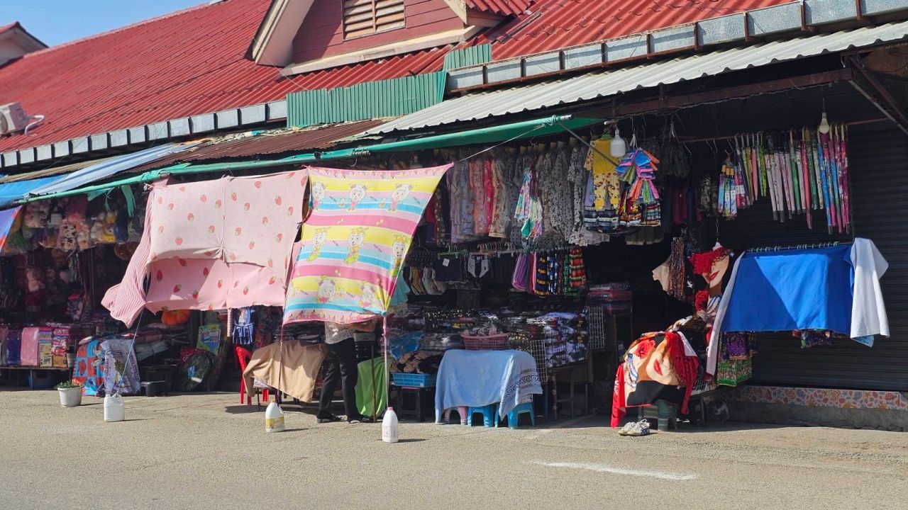 Sri Mueang市场逐步复苏，店铺重新营业增加，但顾客仍稀少
