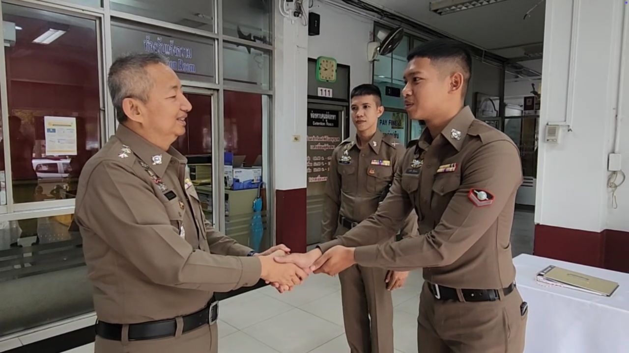 两位英雄警察敞开胸怀 劝导帮助15岁孩子对抗压力避免跳桥