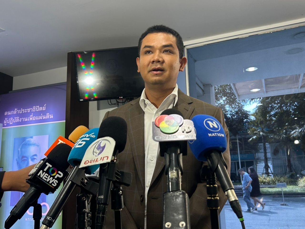 “胜利” 称赞 “阿披实” 适合担任民主党党魁 显示老血即将回流