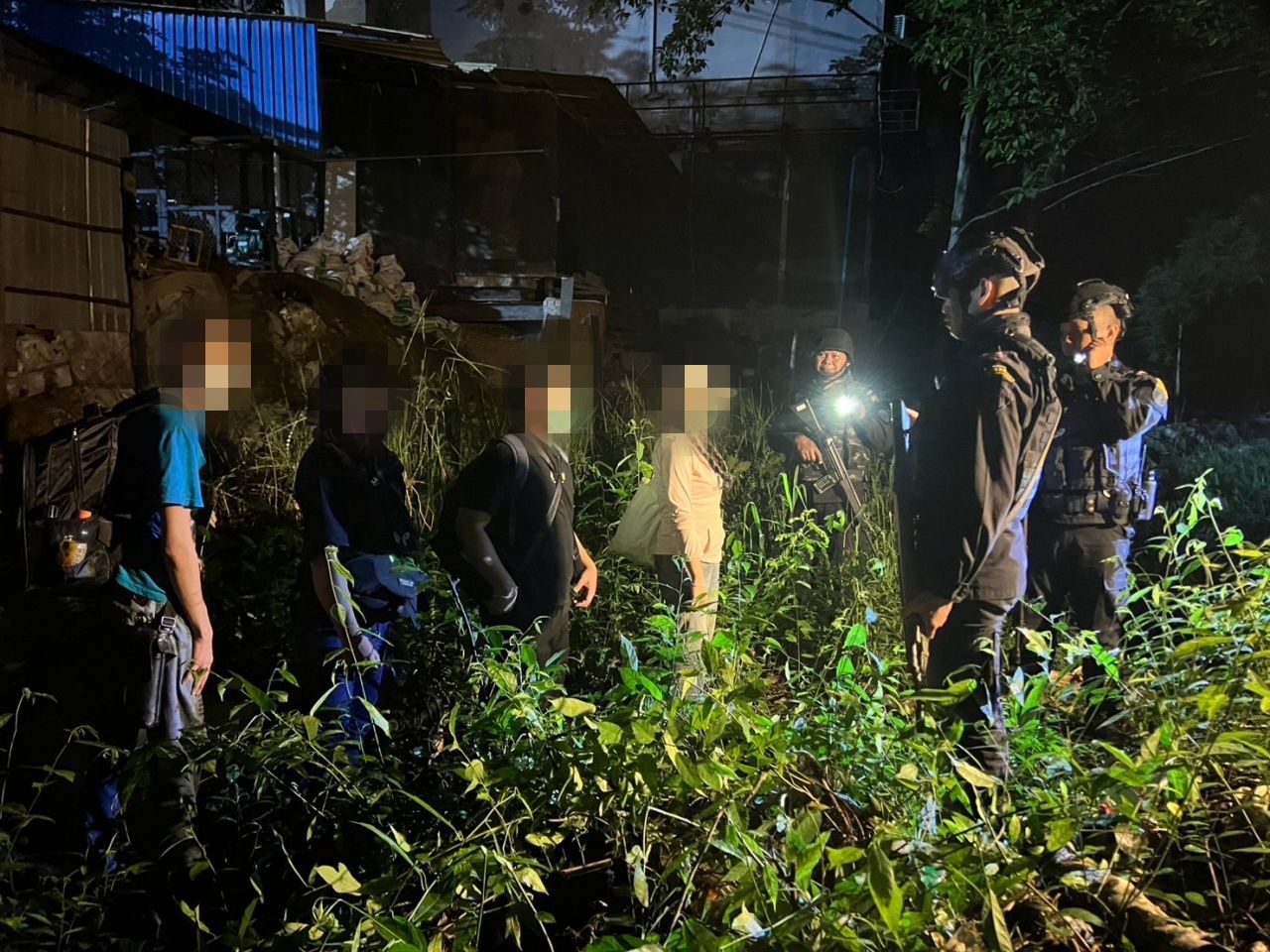 柬埔寨人携带行李在班光鲁边境等候，希望泰国允许返回
