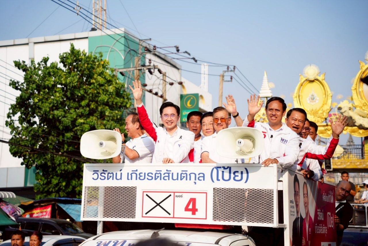 “育察南”带领为泰党在暖武里府码头拉票，随后继续在巴吞他尼府拉票，恳求成为总理