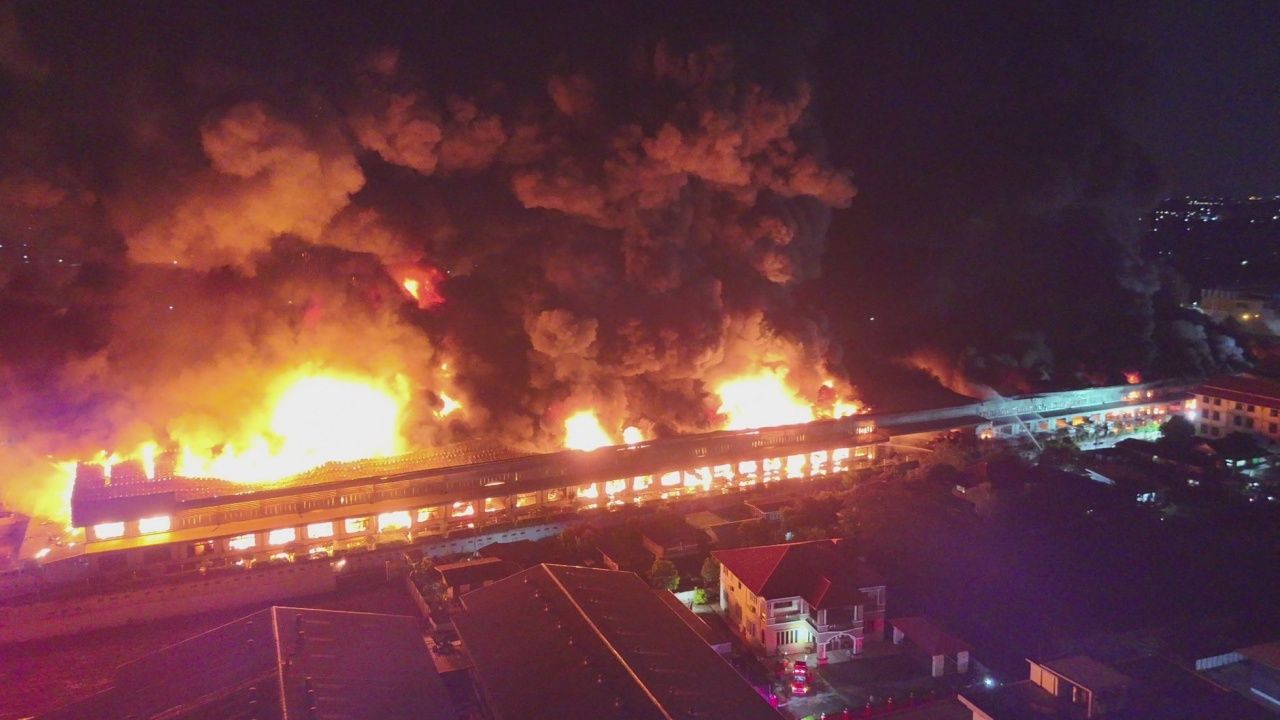 无法控制火势 仓库火灾 55号颂恭巷 建筑物开始出现坍塌